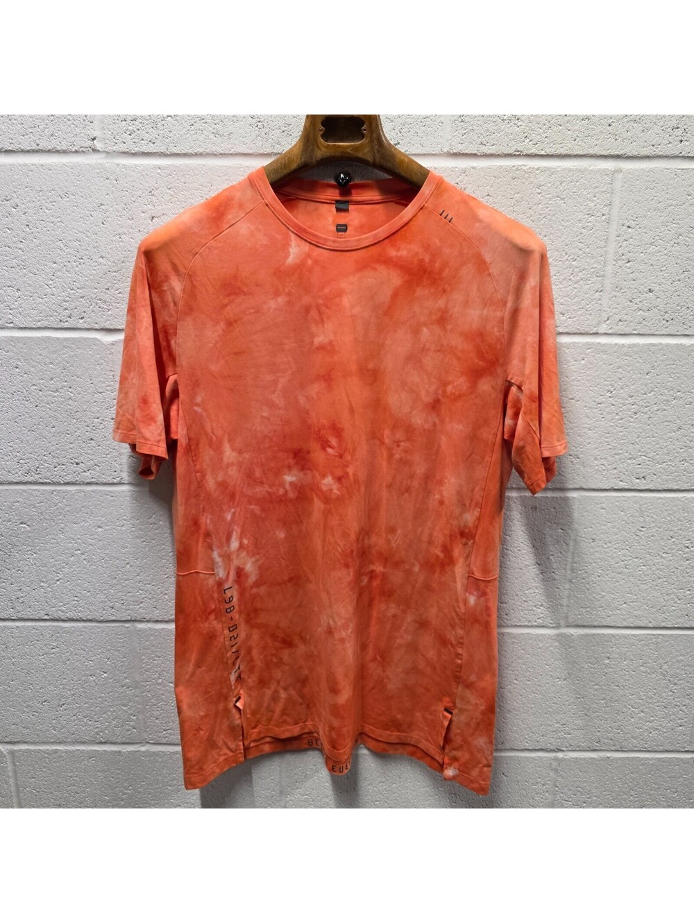 Lululemon Mens tie dye Orange short sleeve shirt Sz 22x31 XL Tshirt